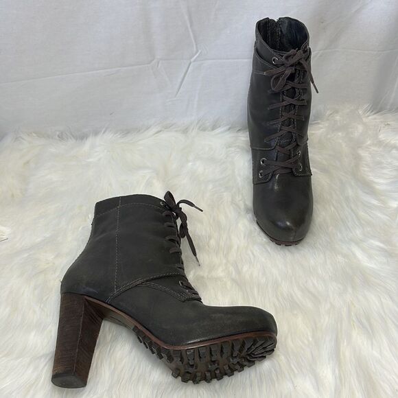 Vera Wang Lavender Dark Brown Invisible Platform Lace Up Boots Sz 8 - Picture 1 of 6